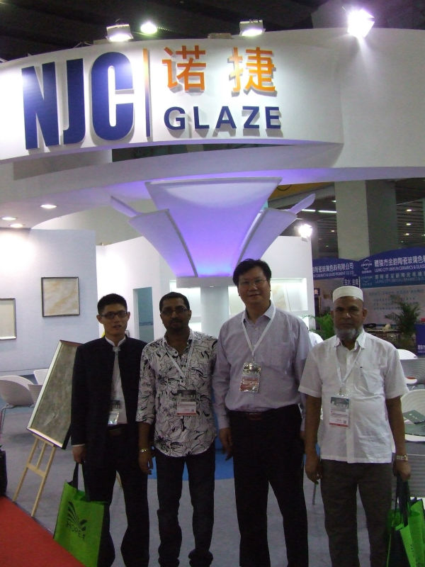 淄博njc透明ガラスフリット競争力のある価格セラミック原料高明度ダブル発射壁タイル低価格問屋・仕入れ・卸・卸売り
