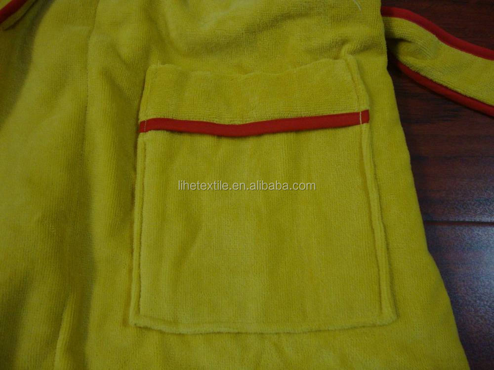 男女兼用サイズのベロアのバスローブボーダーと黄色の色とロゴの刺繍仕入れ・メーカー・工場