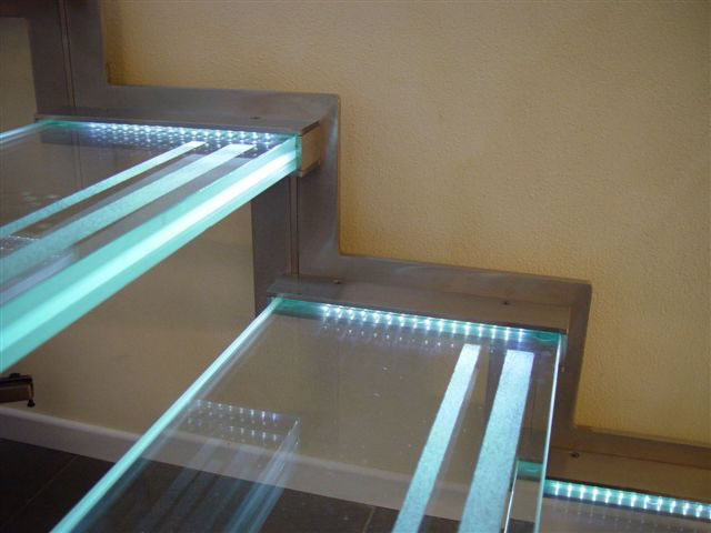 Lighted-glass-stair-treads.jpg