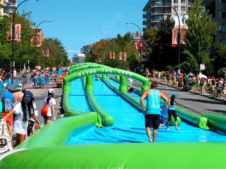 slide-the-city-north-vancouver-2015-yonathan-wezeli-8-667x500.jpg