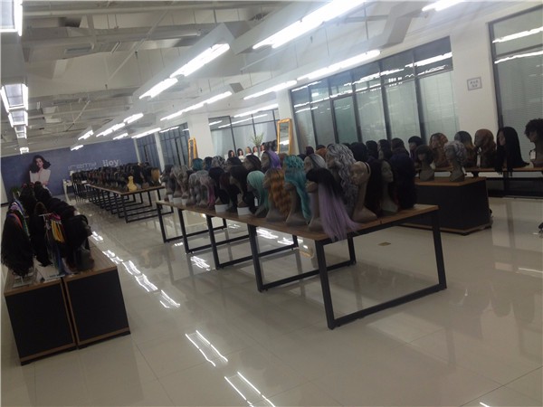 在庫合成18インチ130グラムシルクストレート用ホワイトブラック女性女の子耐熱繊維レース前頭かつら 問屋・仕入れ・卸・卸売り
