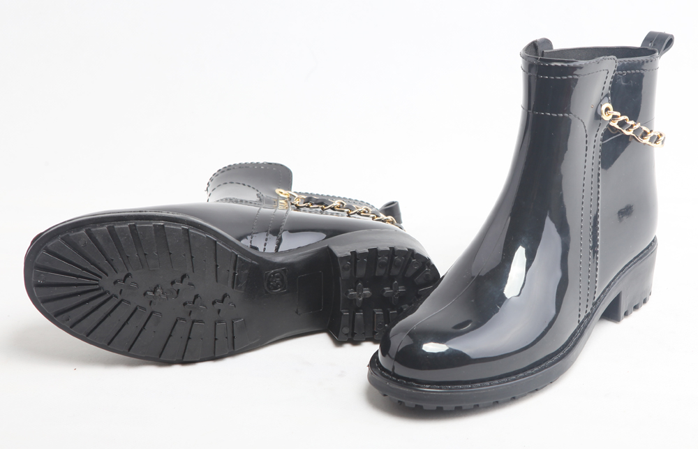ユニークな付きレインブーツの足首ブラックゴールドのハードウェア仕入れ・メーカー・工場
