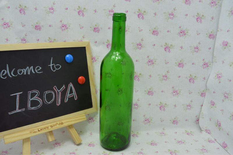 750ml Green Red wine bottle with cork