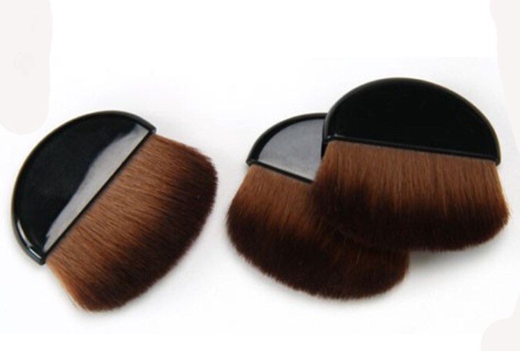 Small Portable Half Moon Compact Blush Brush With Plastic Handle Buy
