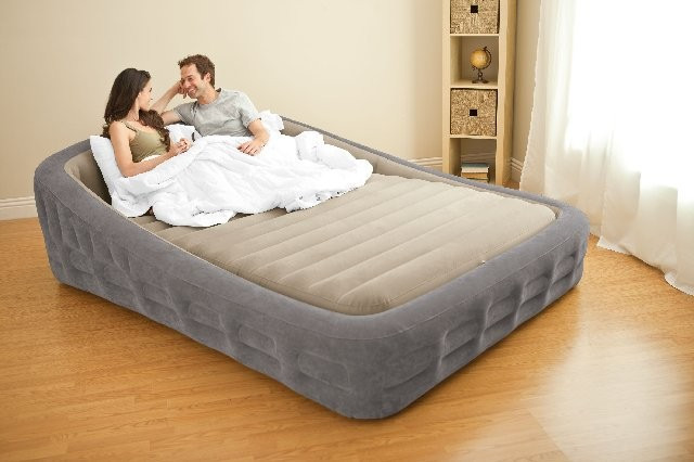 King Size Pillows On A Queen Bed King Size Pillows On A Queen Bed