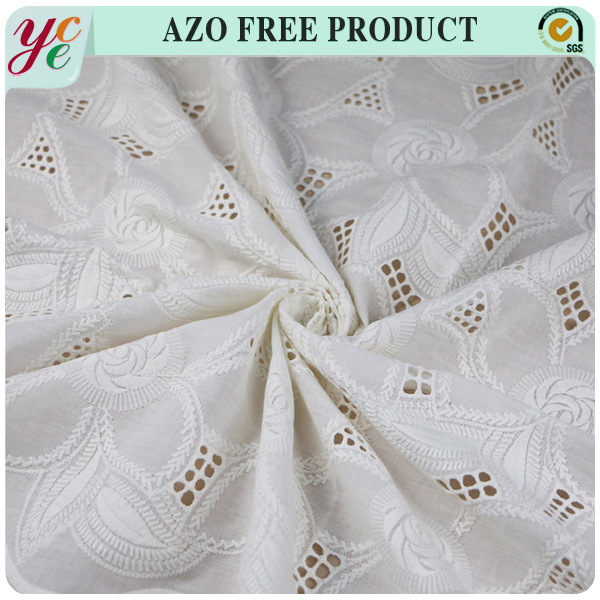 純白の色ポリエステルレーヨン混紡織物アイレット刺繍のファブリックローラー仕入れ・メーカー・工場