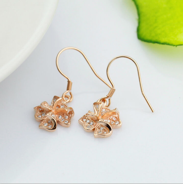 2014超人気ある925シルパー花✽ピアスジルコニアメッキアクセサリージュエリー問屋・仕入れ・卸・卸売り