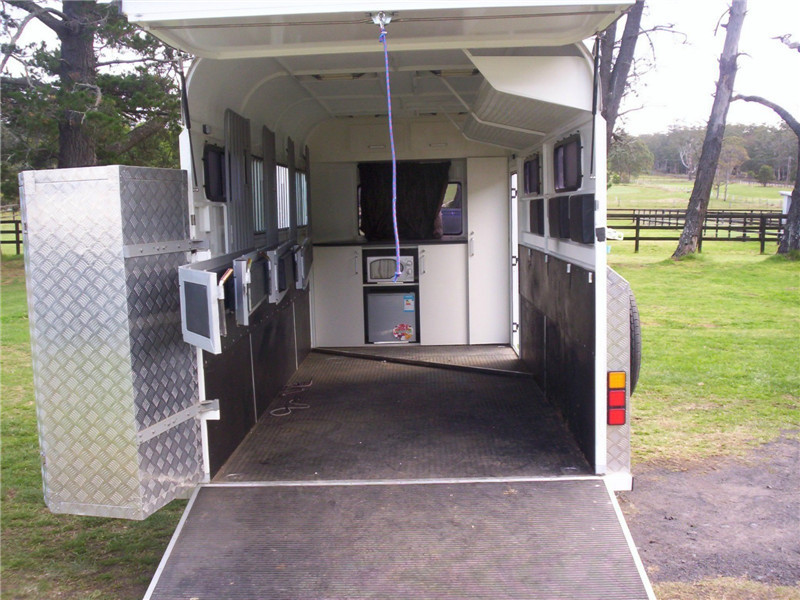 deluxe horse trailer,rubber mats,horse float with tack box
