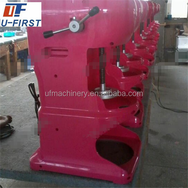 Ice block crushing machine