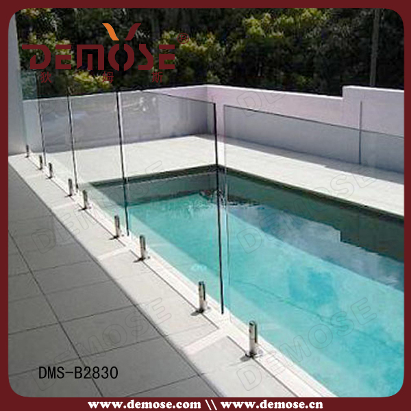 retractable pool safety fence