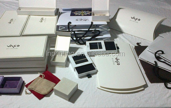 高品質ホワイトuvロゴ黒カードスイングタグ用販売で上海仕入れ・メーカー・工場