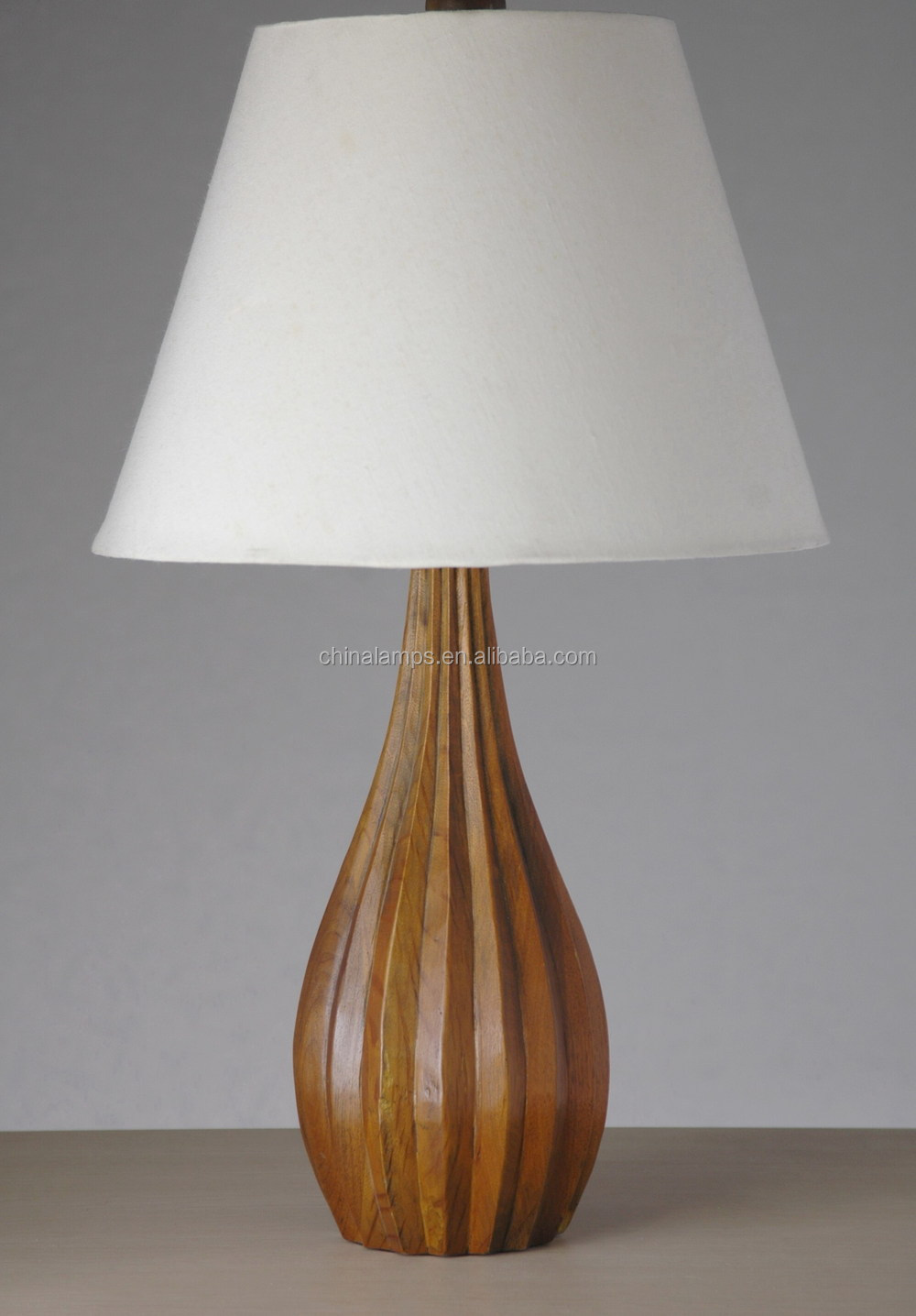 Antieke lamp ontwerp kunst en ambacht houten lamp in bruin met vat ...