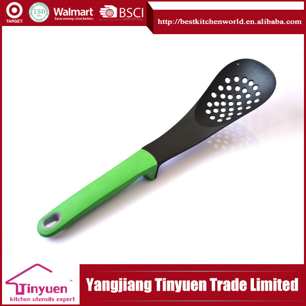 新しいスタイル100％食品グレードのナイロン金属とtprハンドルスープレードル仕入れ・メーカー・工場