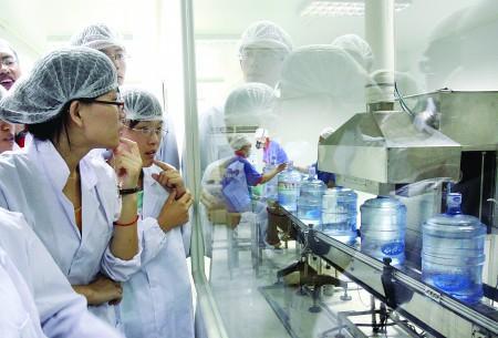 CE, TUV!! Zhangjiagang automatic aseptic 5 gallon water filling machine