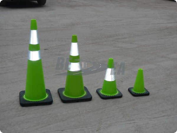 安い価格オーストラリア標準色のついた黒ベースpvc道路安全コーン問屋・仕入れ・卸・卸売り