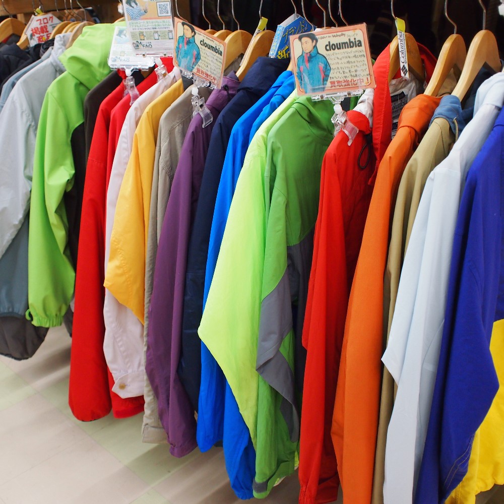 さまざまな種類の在庫古着、洗濯用品も利用可能仕入れ・メーカー・工場