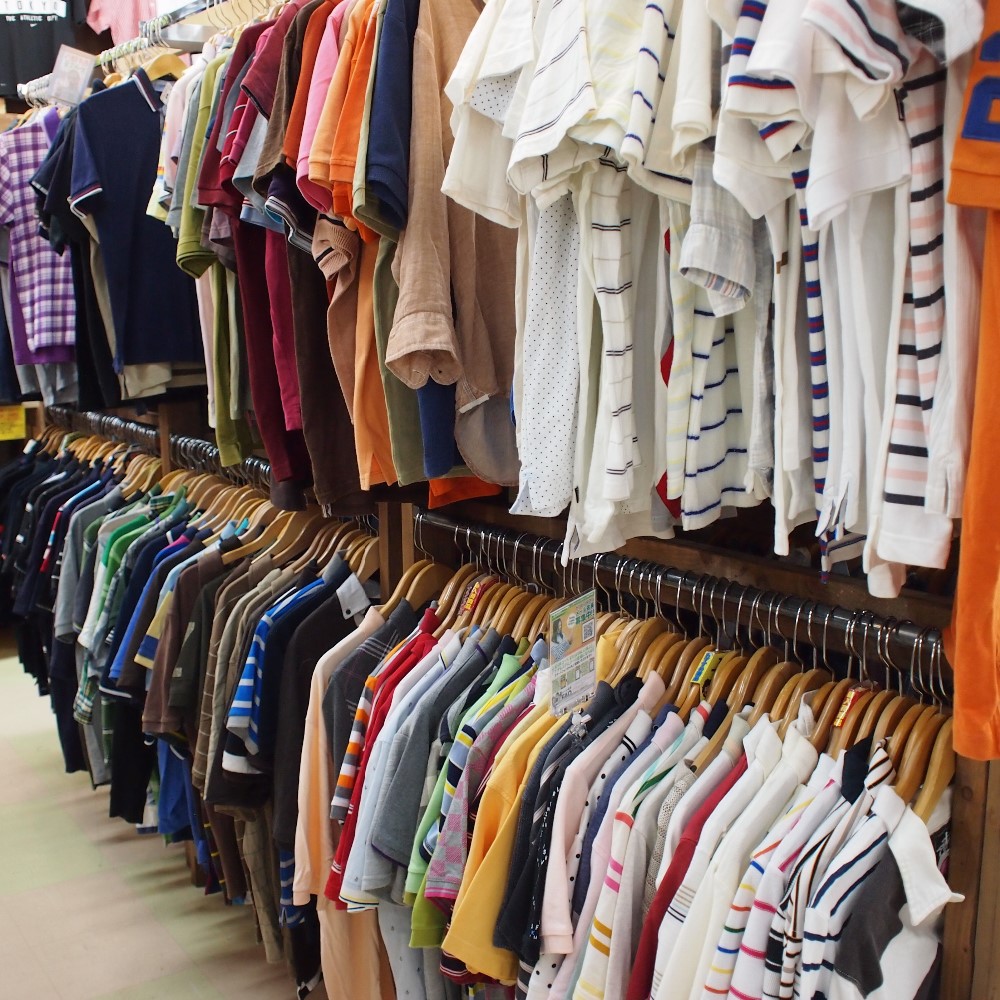 さまざまな種類の在庫古着、洗濯用品も利用可能仕入れ・メーカー・工場